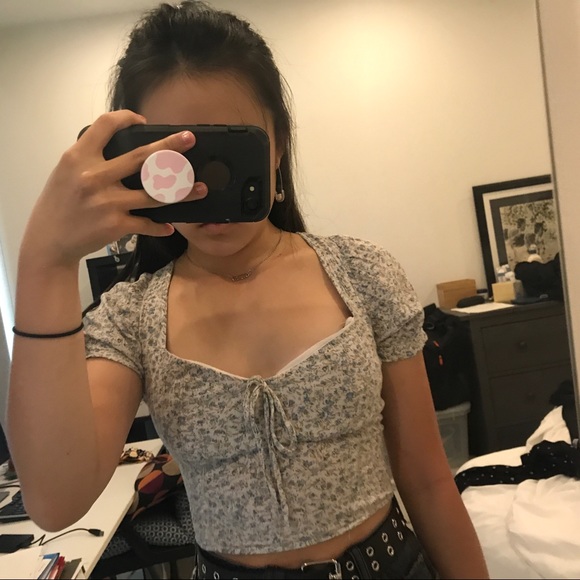 American Eagle Outfitters Tops - NWOT Tie Back Puff Sleeve Floral Crop Top